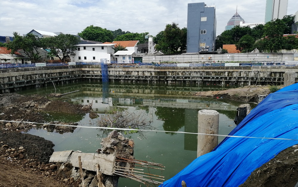 Lubang yang berada di jalan Raya Gubeng direkomendasikan untuk ditutup