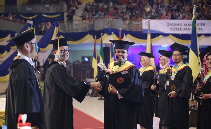 Syachroni saat mengikuti prosesi wisuda di gedung ACC Unair kampus C Jalan Mulyorejo, Selasa (11/9/2018). 