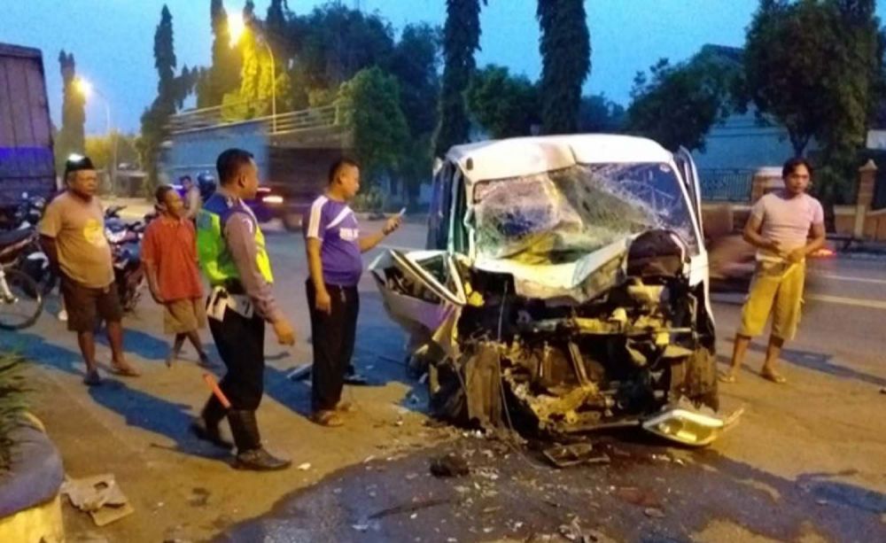 Daihatsu Luxio ringsek setelah menabrak truk tronton di Mantingan, Ngawi