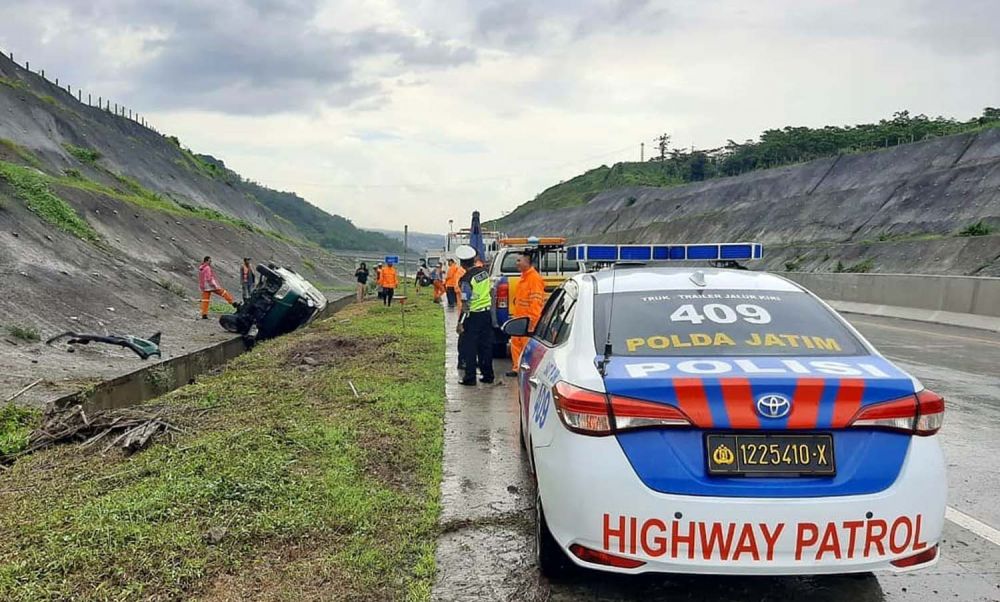Mobil Luxio terguling di Tol Malang-Pandaan