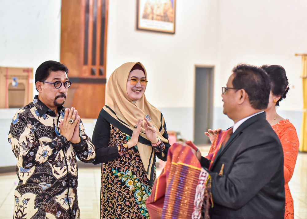 Irjen Pol (Purn) Machfud Arifin dan istri menyapa warga Batak di Surabaya