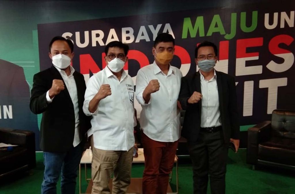 Machfud Arifin-Mujiaman bersama kuasa hukum (foto dokumen)

