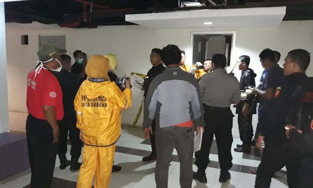 Sejumlah anggota Unit Reskrim Polsek Sukolilo dan Tim Inafis Polrestabes Surabaya saat berada di lokasi