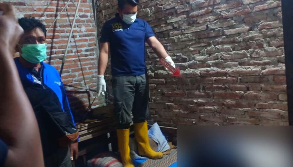 Tim Inafis Polres Blitar Kota melakukan identifikasi di lokasi pria meninggal dunia saat sujud salat