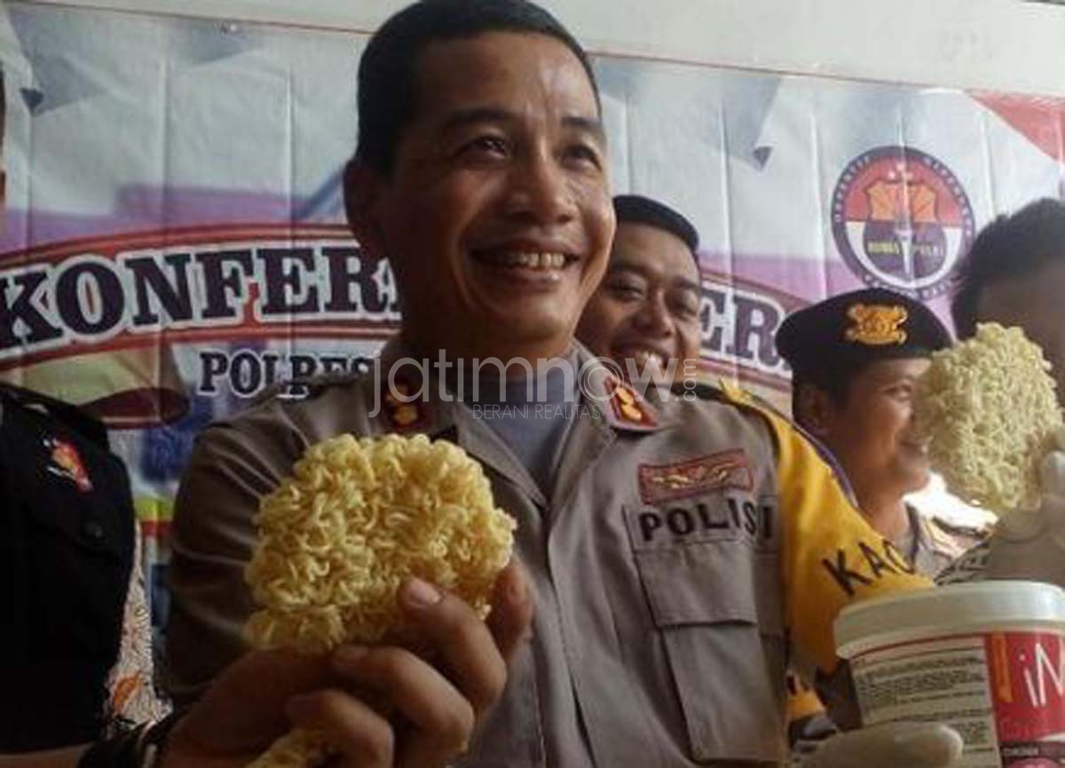 Petugas menunjukkan barang bukti yang disita,/Foto: Istimewa