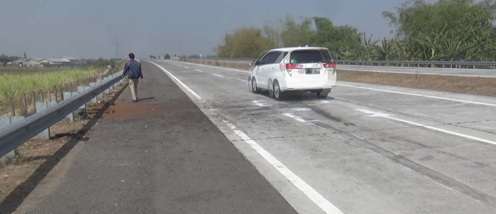 Suasana jalan tol yang menjadi lokasi kecelakaan mobil Kapolres Tulungagung