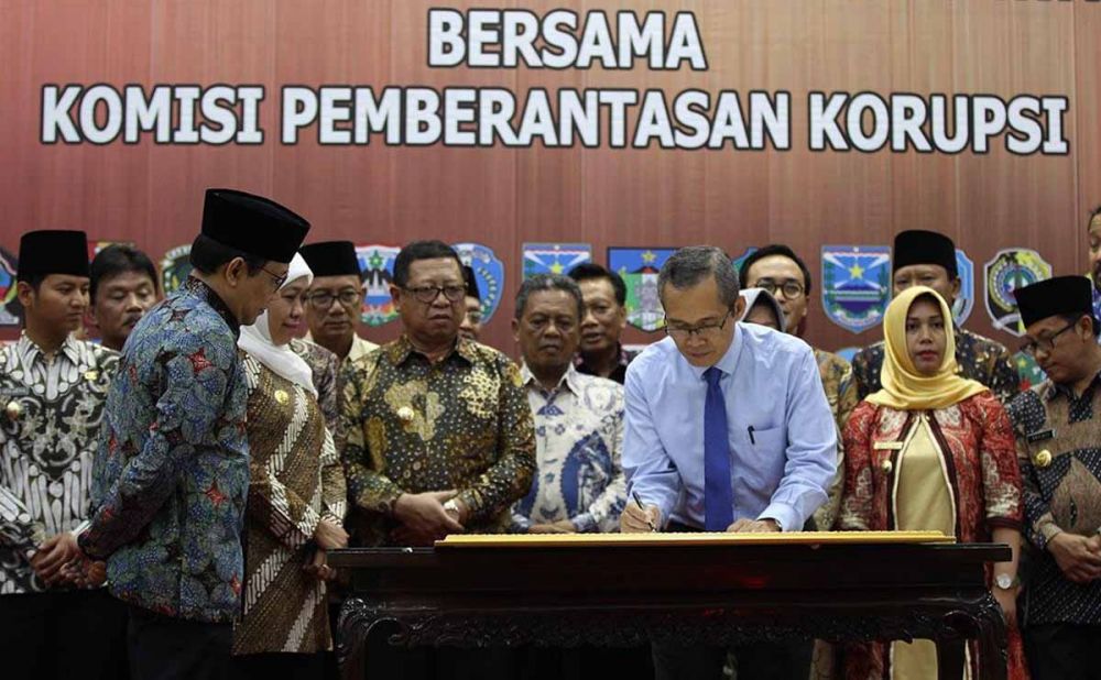 Penandatanganan MOU pemberantasan korupsi antara Pemprov Jatim dan Kepala Daerah se Jatim bersama KPK di Gedung Negara Grahadi 