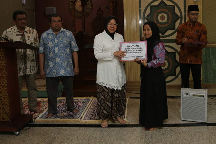 Karyawan Pemkot Surabaya Urunan Beri Beasiswa ke 33 Pelajar