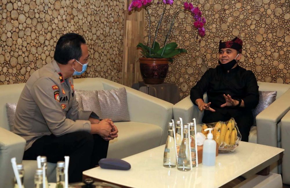 Dirpamobvit Korsabhara Baharkam Polri Brigjen Pol Hari Prasodjo bersama Bupati Banyuwangi Abdullah Azwar Anas