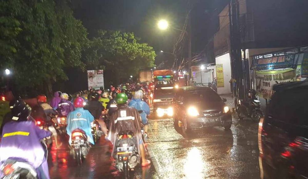 Kemacetan di Banjarsugihan Surabaya, Kamis (31/1/2019) malam (foto: Taufik)