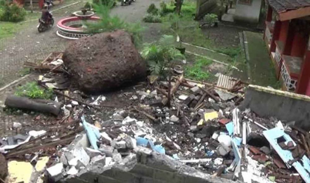 Material pendopo pintu masuk Air Terjun Madakaripura Probolinggo yang tertimpa longsor