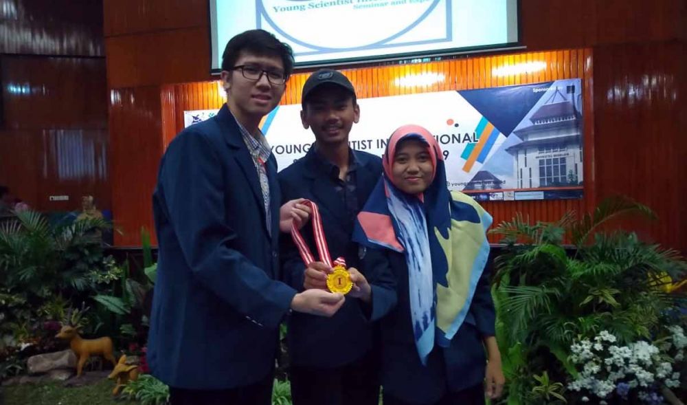 Tiga mahasiswa UB yang menciptakan inovasi untuk kaca gedung pencakar langit