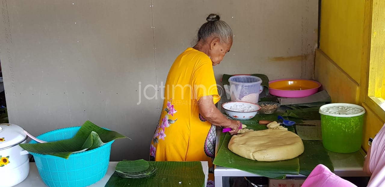 Mak Yah saat membuat gethuk/Foto: Budi Sugiharto