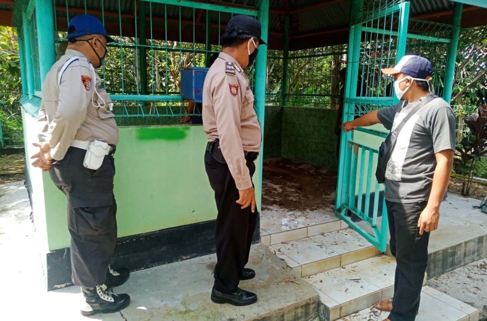 Polisi melakukan identifikasi di makam bupati Ngawi ketiga yang rusak