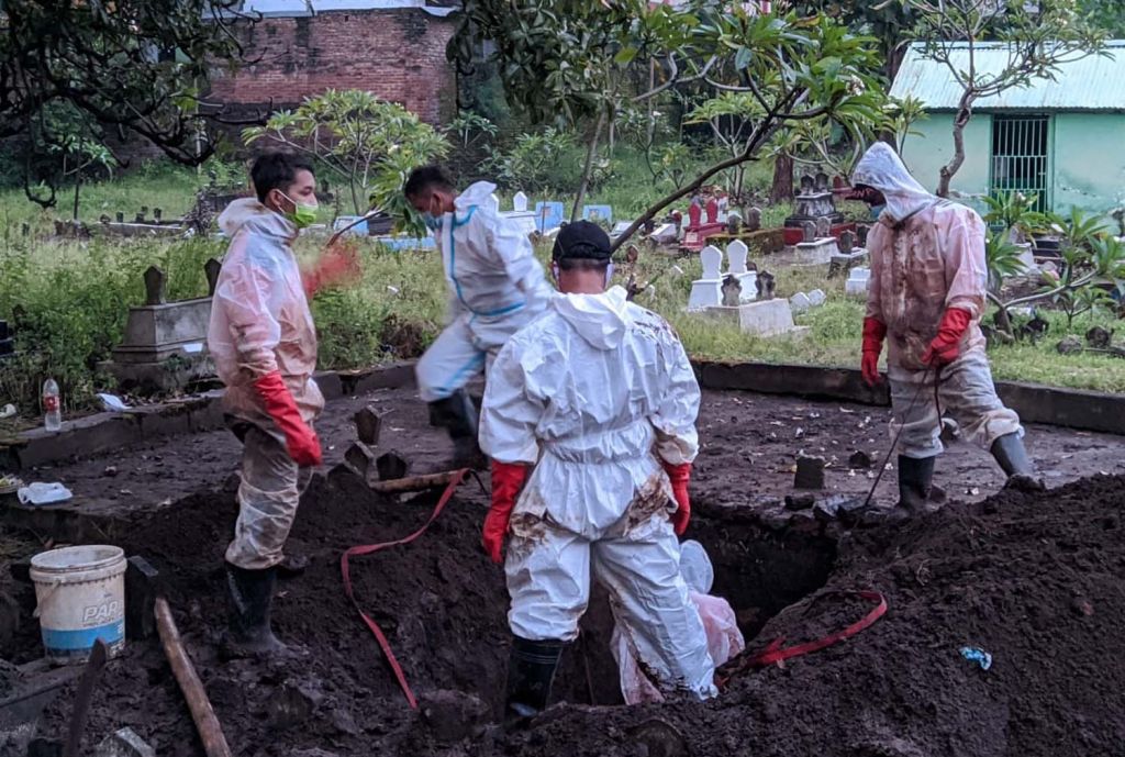 Makam jenazah pasien Covid-19 di Ponorogo yang tertukar akhirnya dibongkar