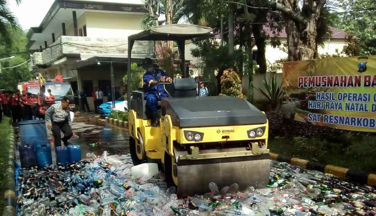 58 ton ragi dan miras oplosan dan ilegal dihancurkan dengan alat berat di Mapolres Malang