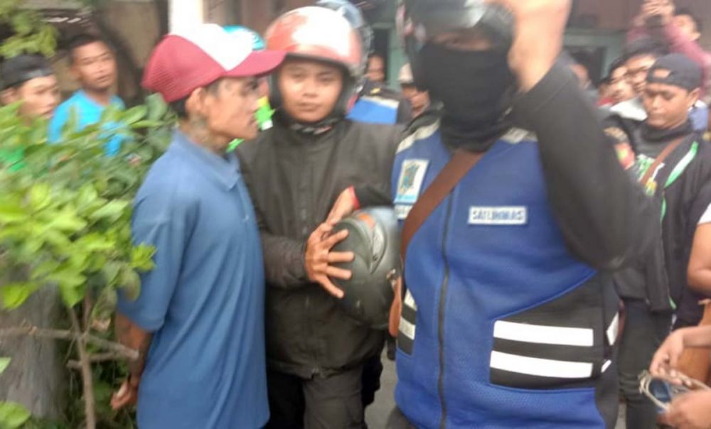 Curi Dua HP di Toko Pulsa Surabaya, Pria ini Dikepung Warga