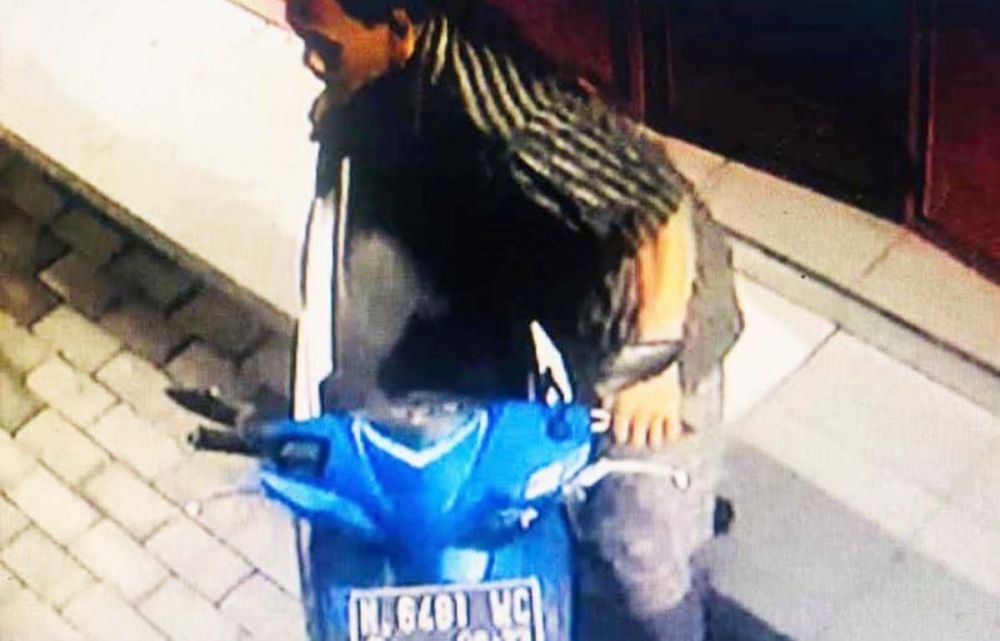 Rekaman CCTV saat pelaku mencuri lampu LED di sebuah toko di Pasuruan