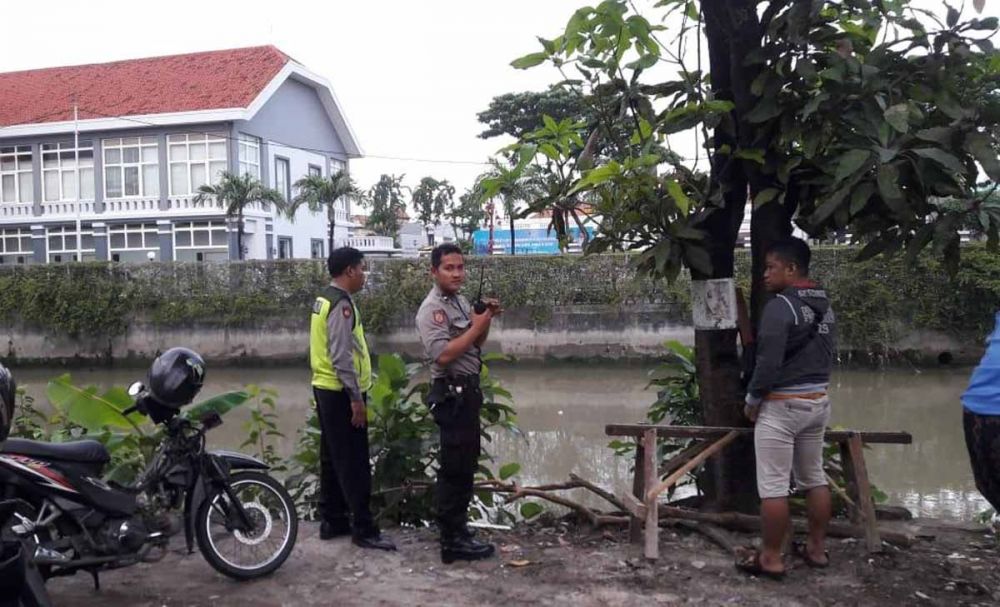 Sejumlah anggota Polsek Bubutan Surabaya berjaga di atas sungai tempat maling motor nyemplung