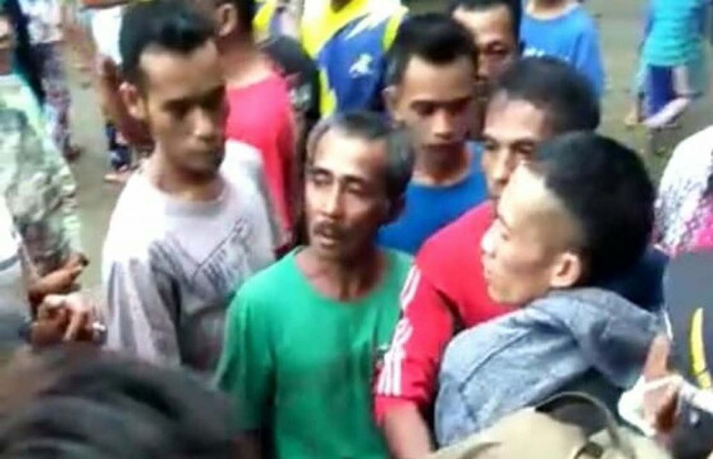 Maling motor (paling kanan berjaket) yang kalah duel melawan korban akhirnya diamankan warga di Pasuruan