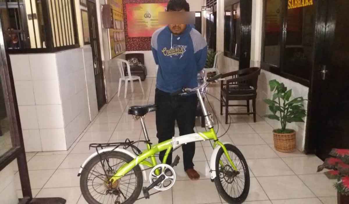 Pelaku dan sepeda angin yang dicurinya diamankan diMapolsek Wonokromo