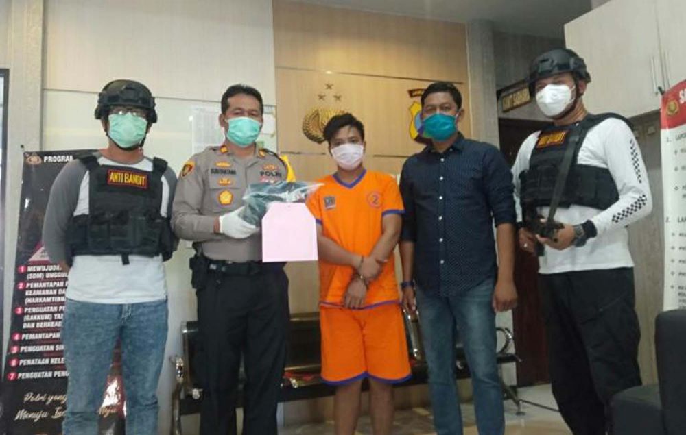 Manajer Kafe Habiskan Uang Hasil Curian untuk Check In Bersama Cewek