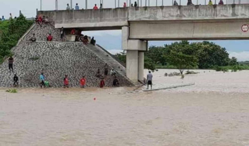 Banyak Warga Mencari Ikan di Tol Madiun yang Banjir