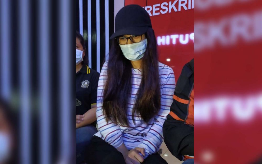 PA, mantan Finalis Putri Pariwisata 2016 saat memberikan klarifikasinya di Gedung Ditreskrimum Polda Jatim