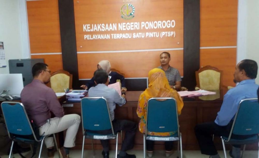 Parmi (jilbab kuning), saat berada di Kantor Kejari Ponorogo