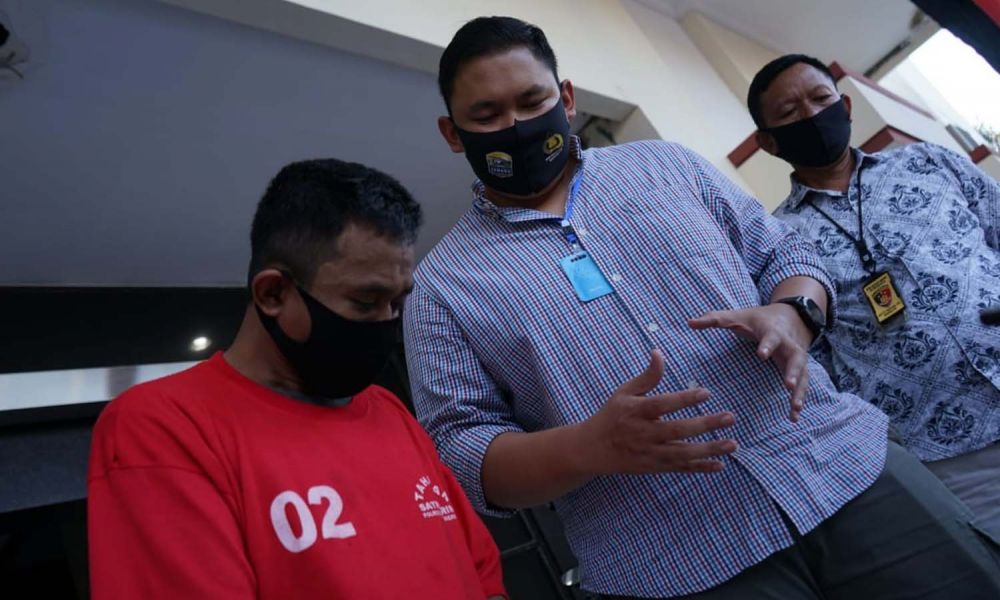 Marsam (kiri), mantan penculik yang ditangkap Unit Resmob Polrestabes Surabaya atas kasus pembobolan toko elektronik
