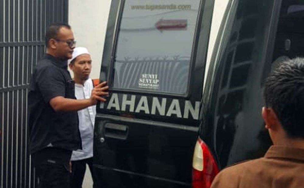 Heru Ivan Wijaya, mantan pentolan HTI Mojokerto saat digiring masuk ke mobil tahanan Kejari Kabupaten Mojokerto