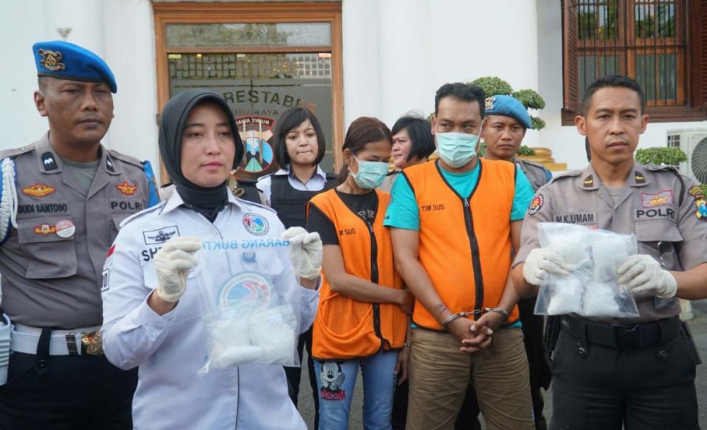 Nining dan Doni suami sirinya diamankan di Mapolrestabes Surabaya bersama barang bukti sabu seberat 8 ons