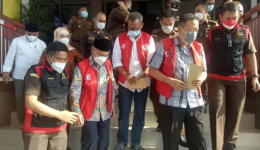 Mantan Wabup Pasuruan, RKP alias Gagah bersama dua tersangka lain diamankan kejaksaan