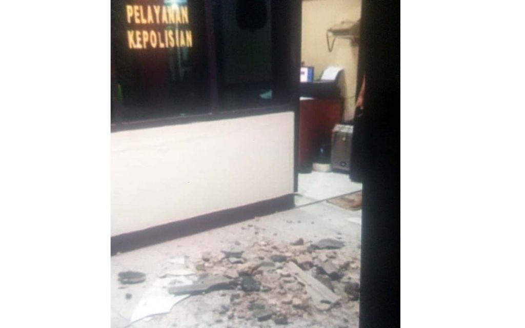Foto Mapolsek Wates Blitar rusak akibat gempa yang beredar