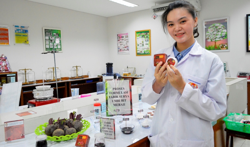 Maria Gracela bersama hasil inovasi produk Beetabeauty di kampusnya, Selasa (2/10/2018).