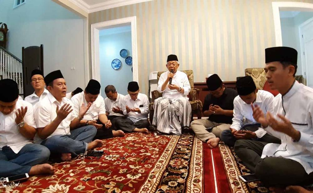 KH Ma'ruf Amin saat menggelar doa bersama di kediamannya di Jakarta