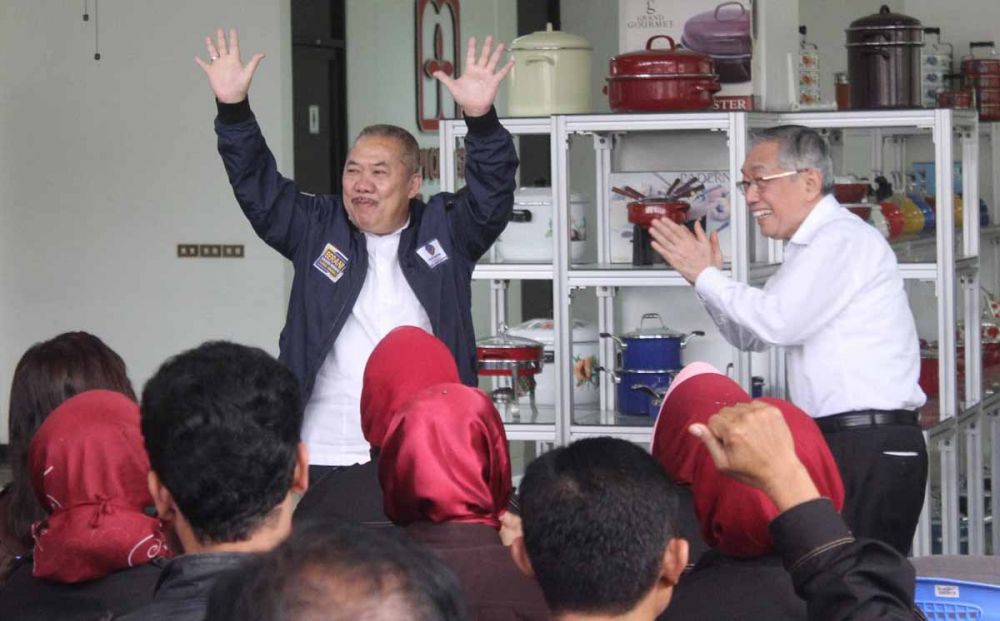 Maruli Hutagalung bersama Alim Markus di depan ribuan pekerja pabrik Maspion Group