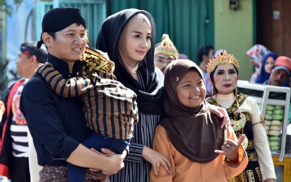 Bupati Trenggalek Mochamad Nur Arifin bersama Novita Hardini, istri di Pawai Etnik Carnival