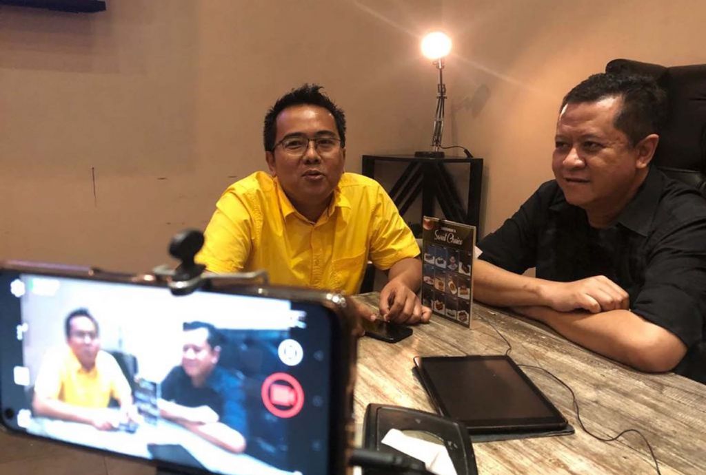 Kakak kandung Whisnu Sakti, Jagad Hariseno (kanan) saat diwawancarai pengacara muda M Sholeh beberapa waktu lalu