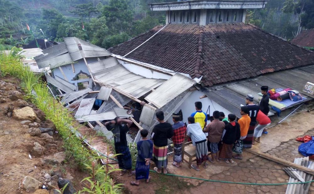 Masjid dan Asrama Ponpes Al Islah di Pacitan Ambruk