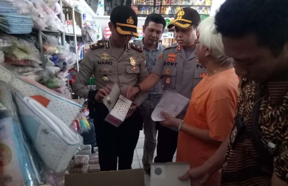 Kapolres Pasuruan Kota AKBP Dony Alexander memimpin sidak ketersediaan masker ke sejumlah apotek