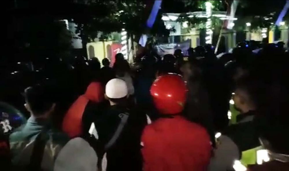 Suasana Desa Sukorejo, Banyuwangi mencekam saat ratusan orang melakukan perusakan rumah dan membakar motor warga