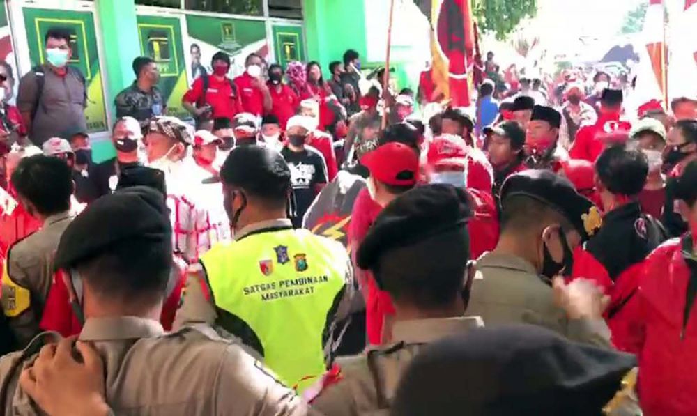 Massa pendukung jago PDIP memadati halaman Kantor KPU Surabaya (Foto: jatimnow.com)