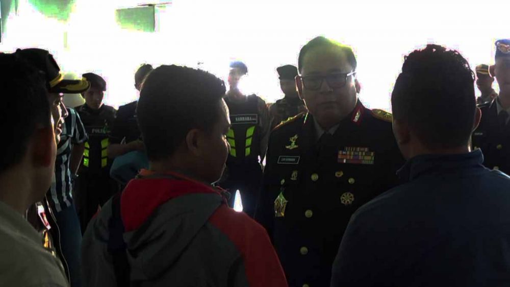 Kapolda Jatim, Irjen Pol Luki Hermawan saat bernegosiasi di Pelabuhan Tanjung Perak, Surabaya