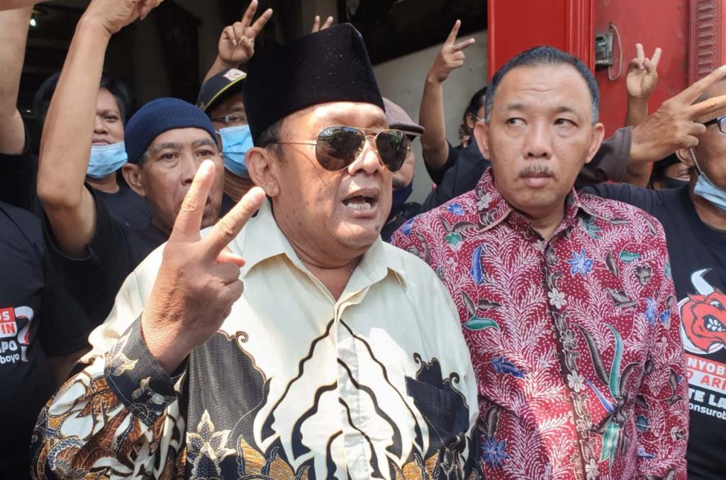 Eks pendukung Risma, Mat Mochtar (kiri)