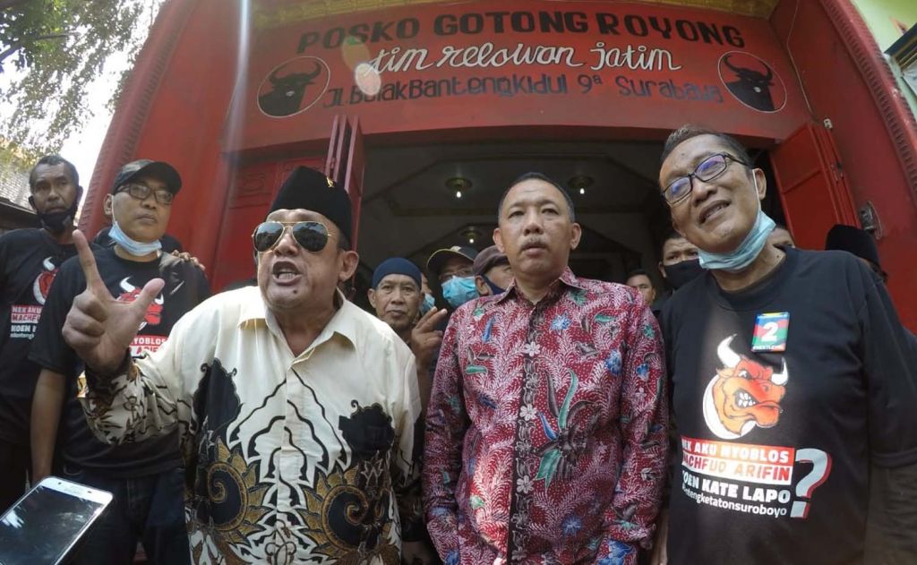 Eks pendukung Risma, Mat Mochtar (kaca mata hitam) di rumahnya 