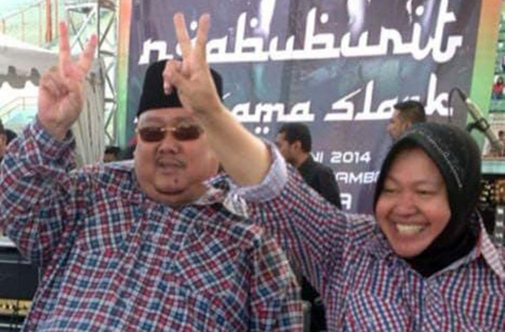 Mat Moechtar saat kampanye bersama Risma