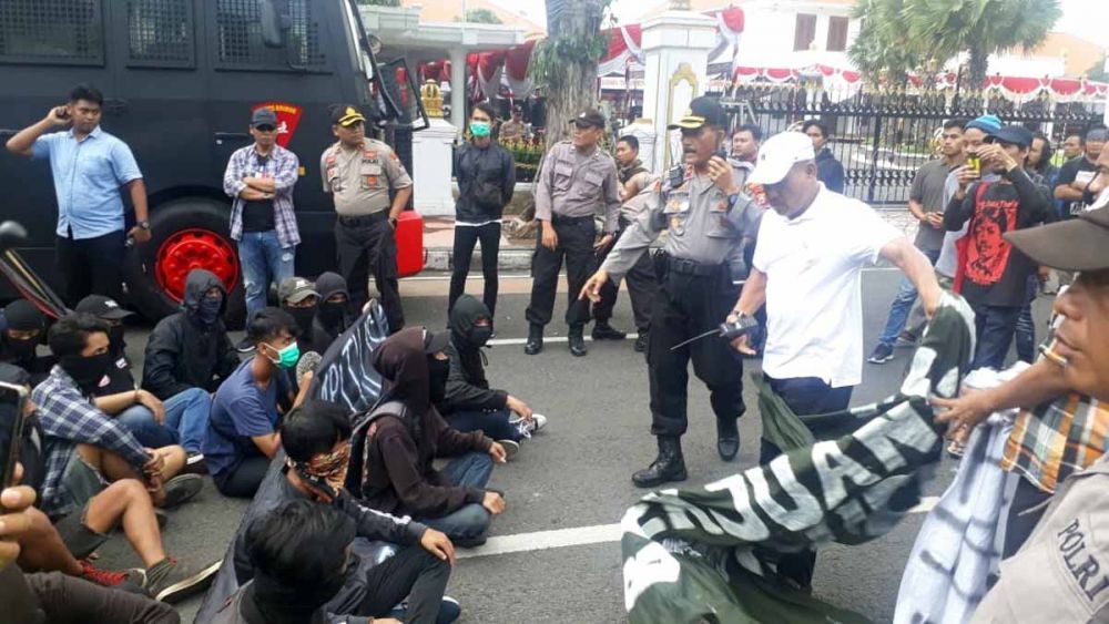 May Day 2019 di Surabaya, Massa Berpakaian Serba Hitam Dibubarkan