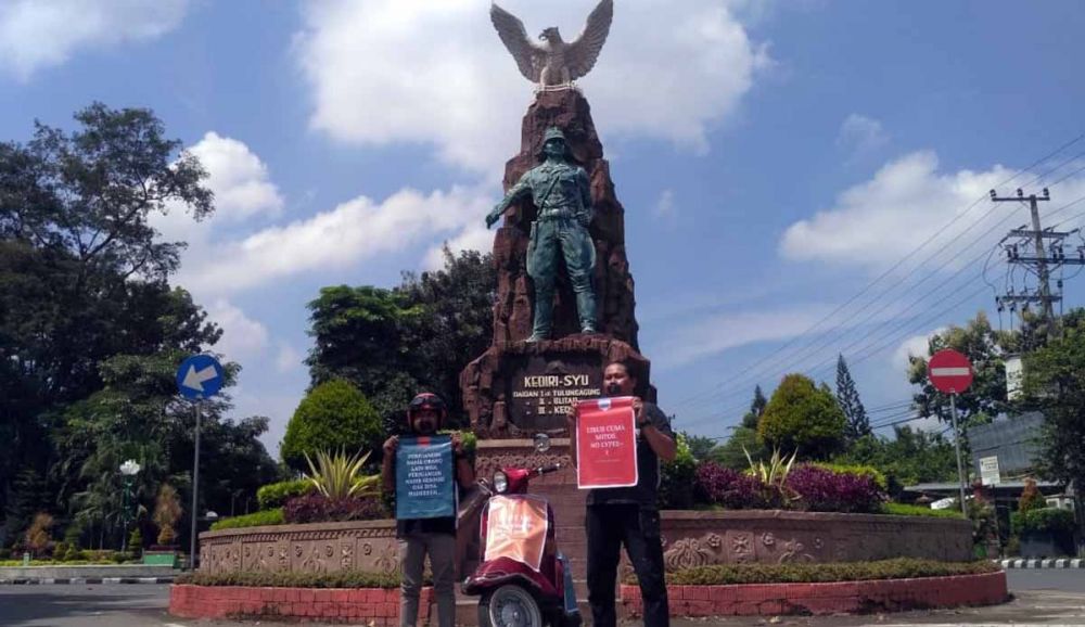 Peringati May Day 2019, Dua Jurnalis Naik Vespa dengan Mulut Terlakban