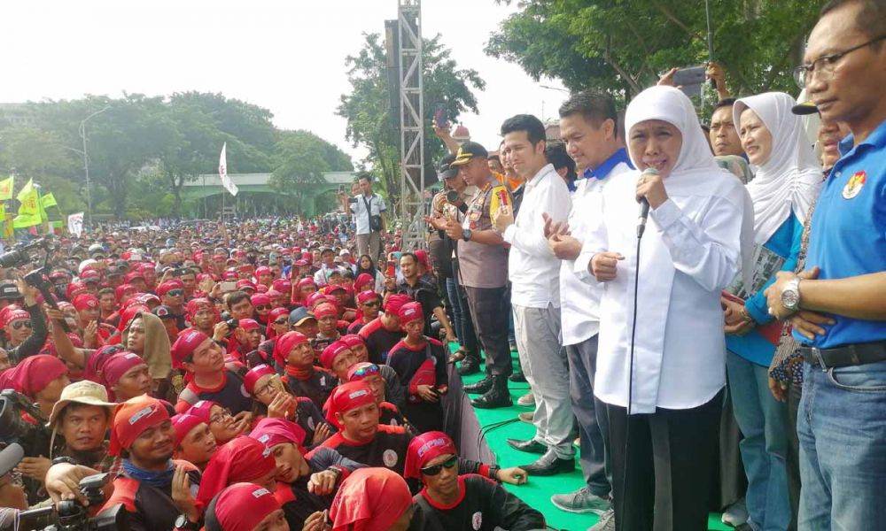 Gubernur Jawa Timur Khofifah Indar Parawansa menyapa para buruh di depan kantornya di Jalan Pahlawan, Surabaya